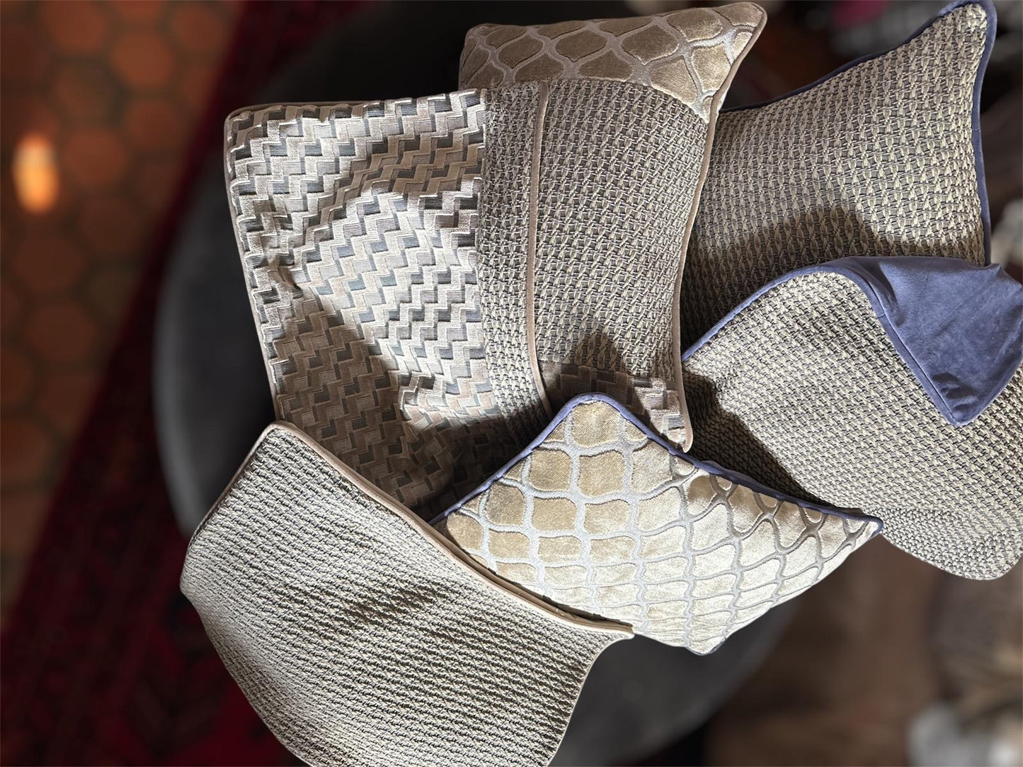 Set di Cuscini Pregiati Trama Artigianale - Eleganza e Comfort per il Tuo Living