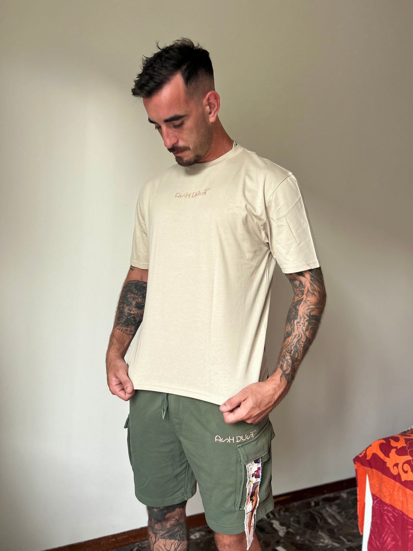 Completo maglietta beige con pantaloncino verde