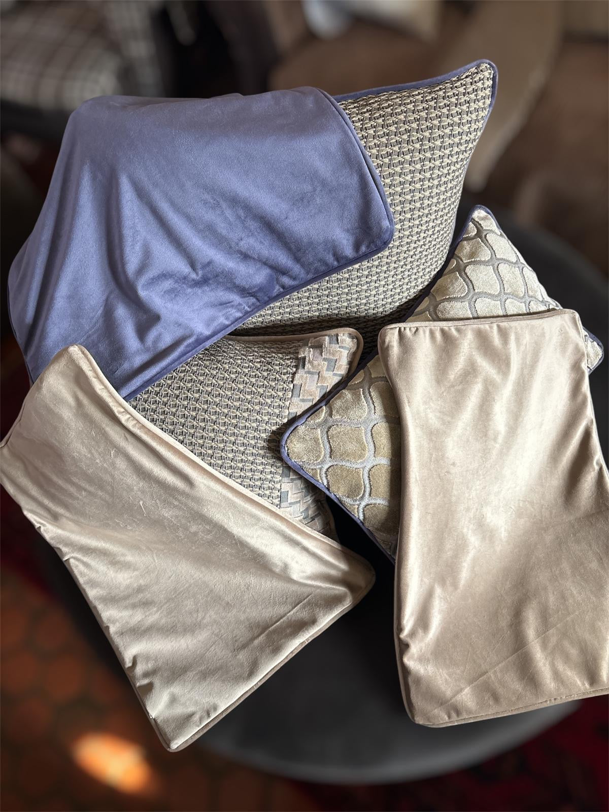 Set di Cuscini Pregiati Trama Artigianale - Eleganza e Comfort per il Tuo Living
