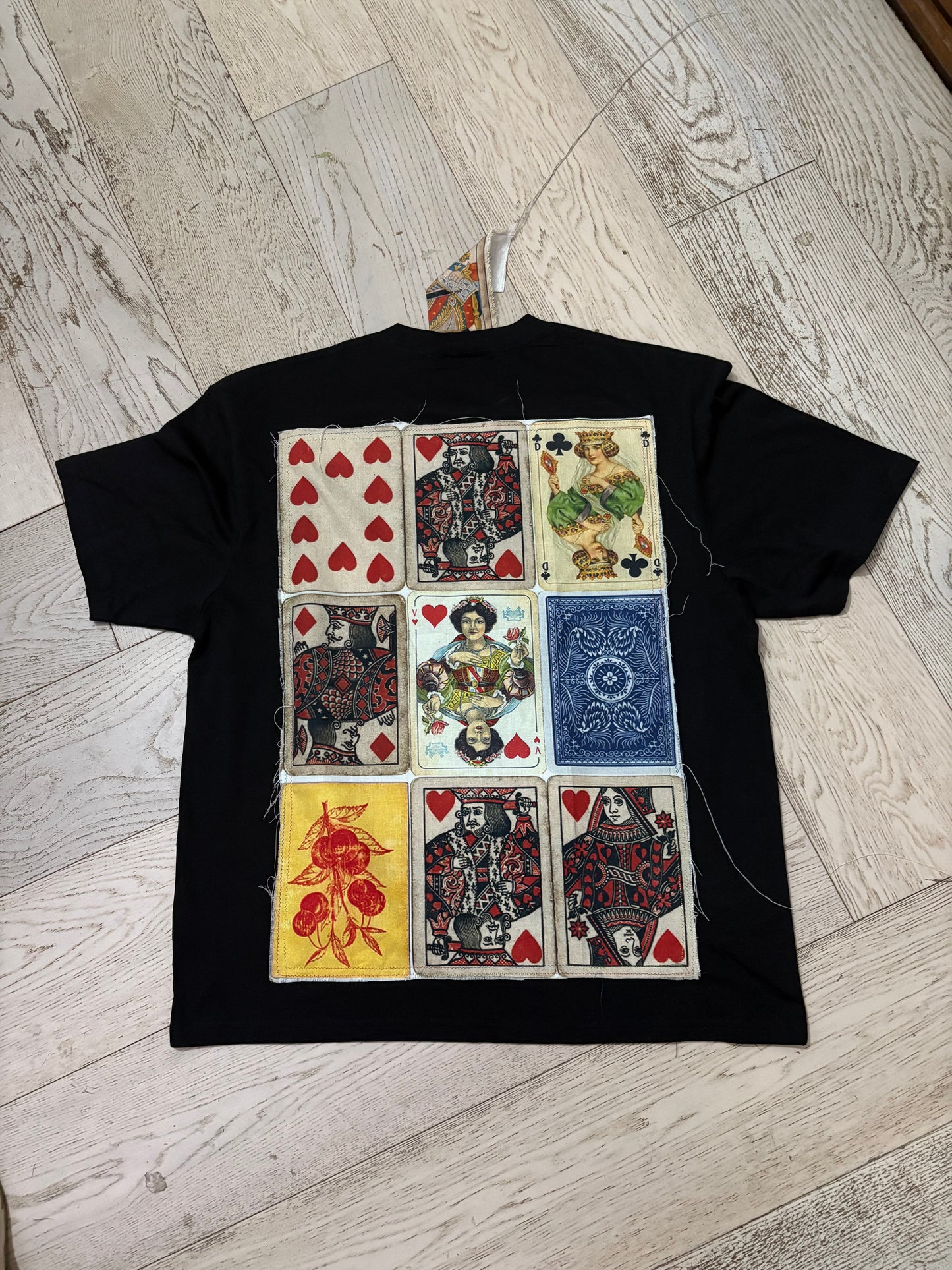 Maglietta Nera Cotone 100% - Grafica Carte da Gioco Vintage