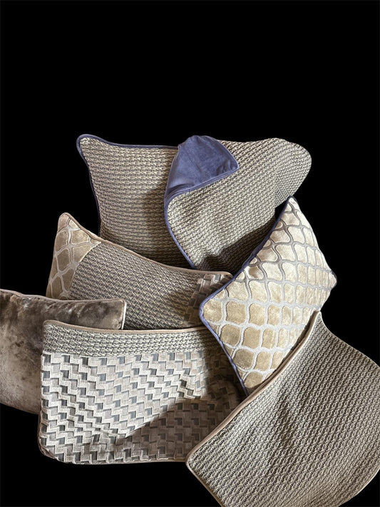 Set di Cuscini Pregiati Trama Artigianale - Eleganza e Comfort per il Tuo Living