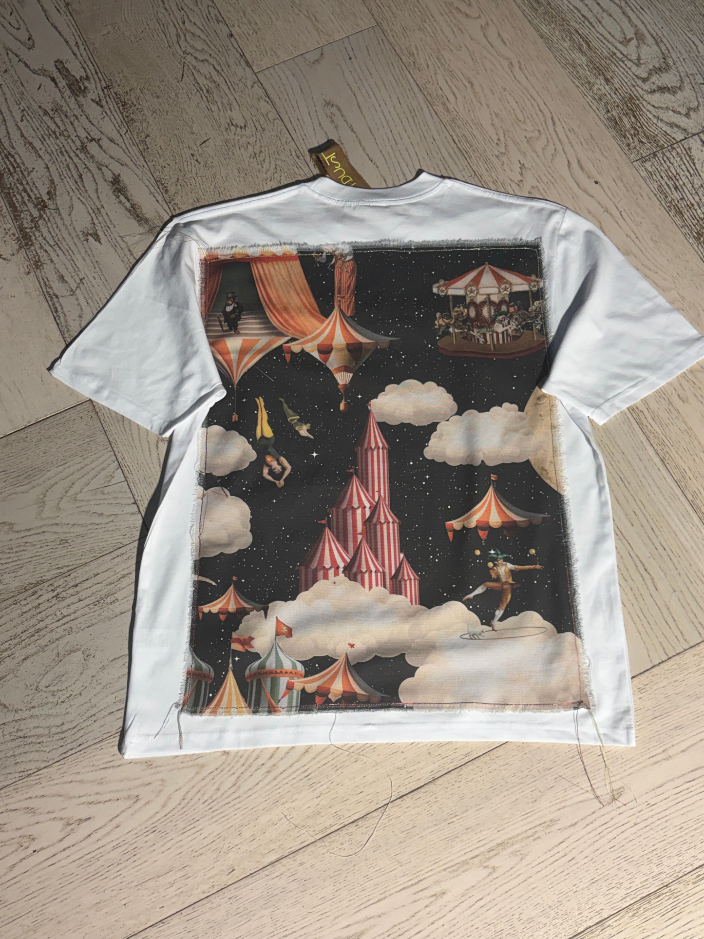 Maglietta Bianca Cotone 100% - Grafica Circo Stilosa