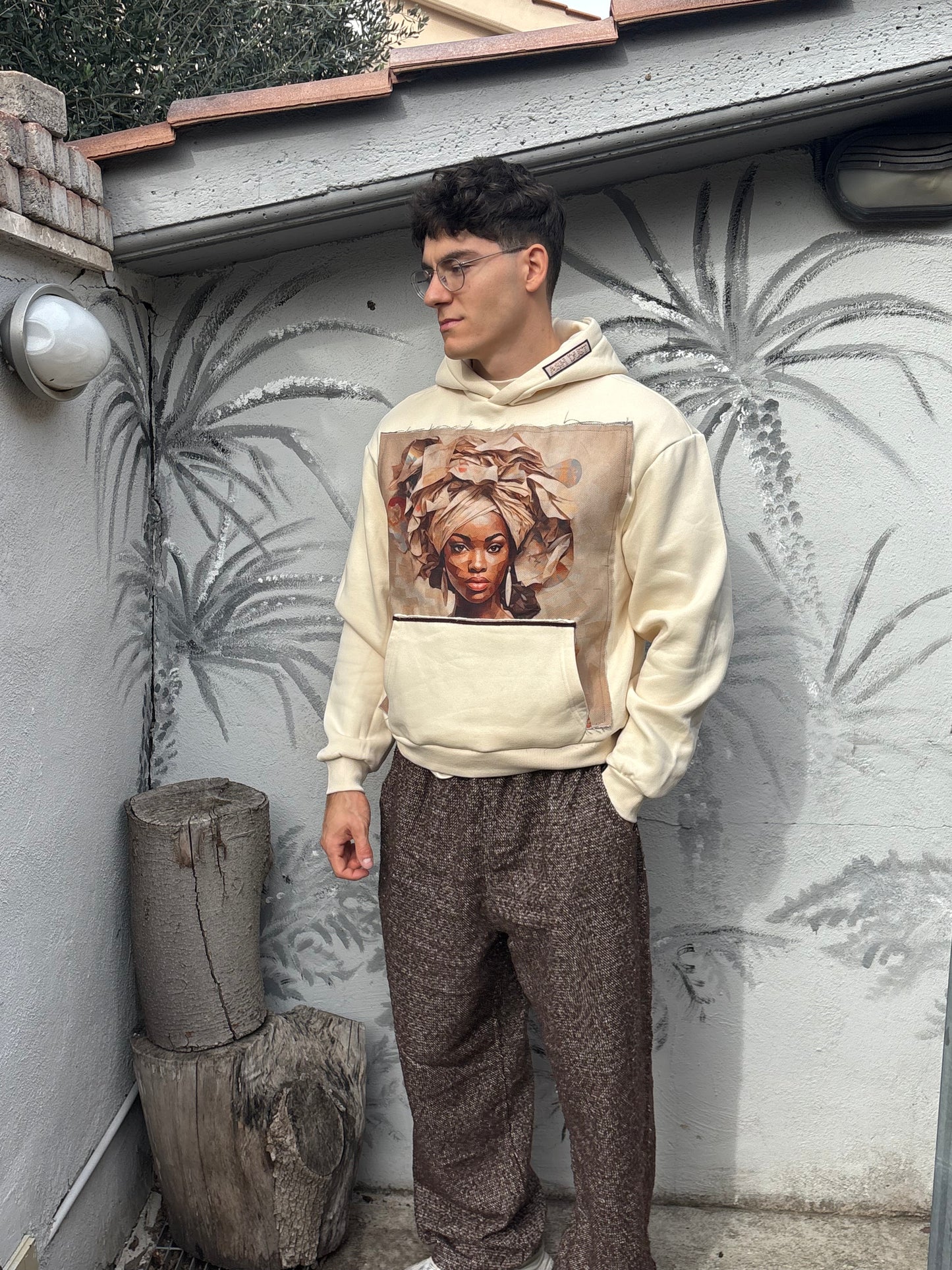 Felpa Off-White Premium - Grafica Viso e Tasca Sovrapposta