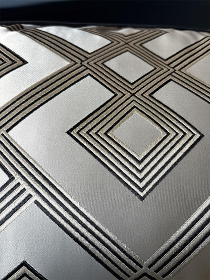 Copriletto nero vintage più cuscini e Runner in raso argento geometrico profilato in velluto vintage come il retro . Altissimo valore e fine lavorazione , due cuscini per 35/50 e due per 50/50 copriletto 270/260 sorprendente morbidezza ed eleganza