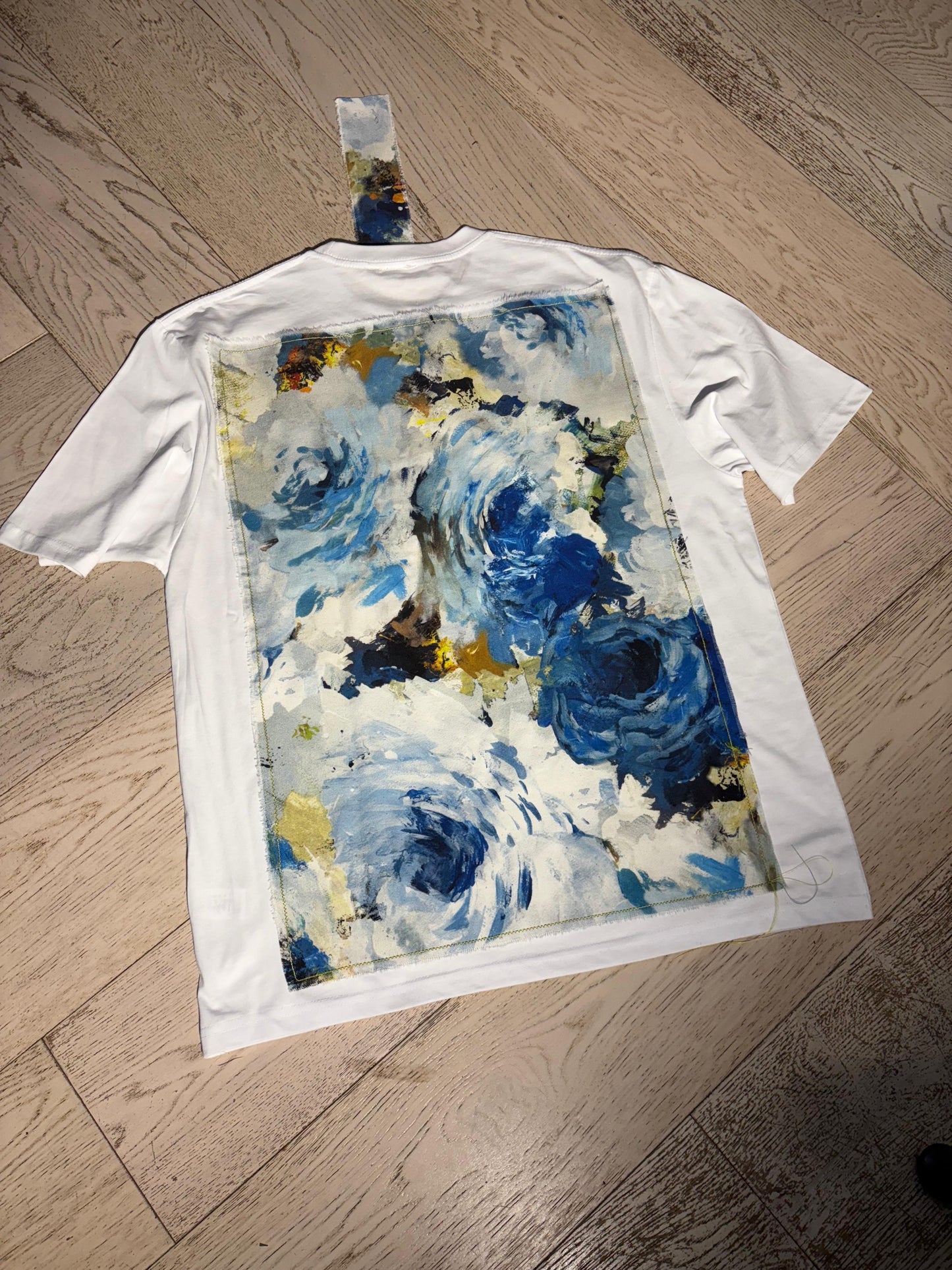 Maglietta Oversize Bianca - Grafica Floreale Stilizzato