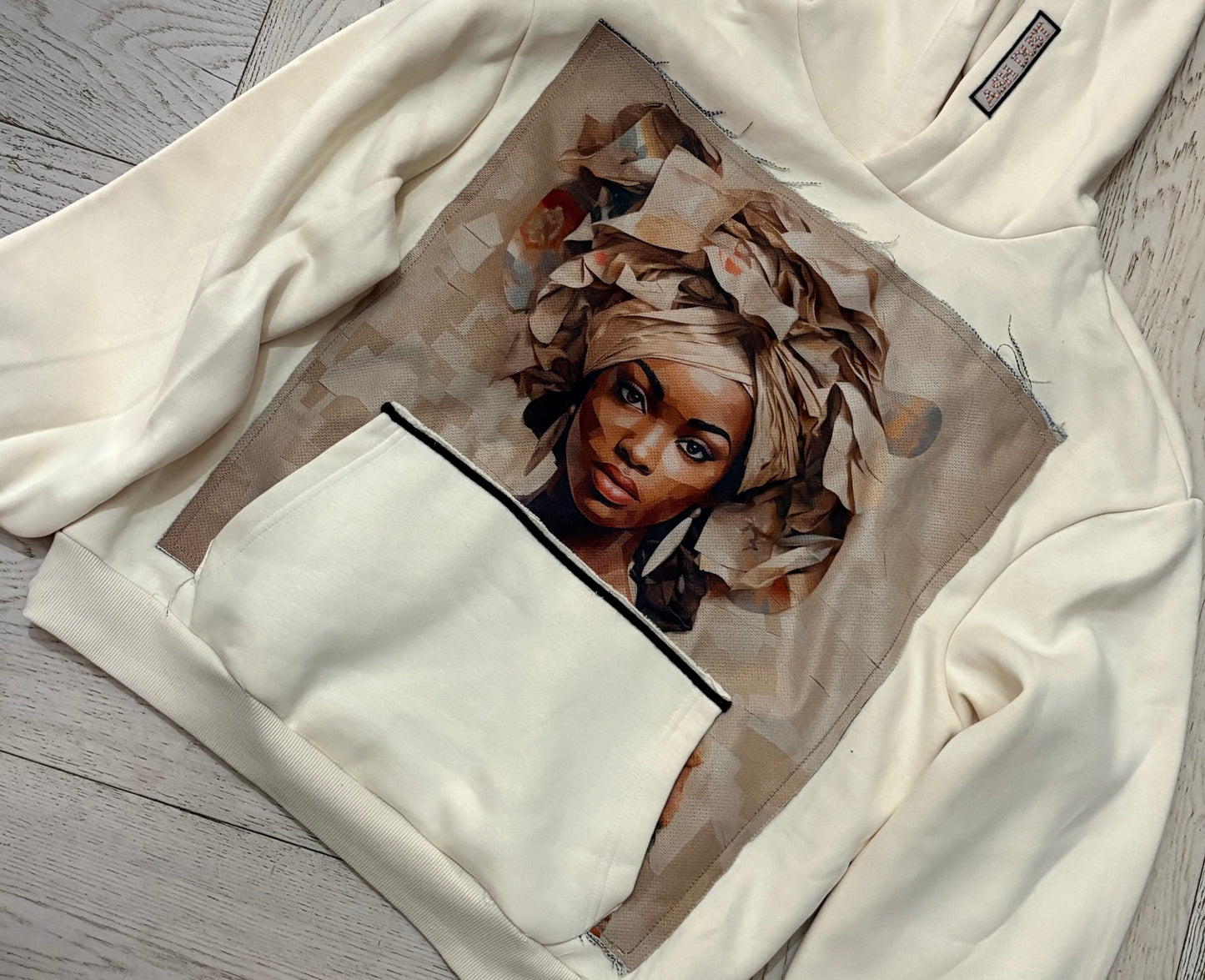 Felpa Off-White Premium - Grafica Viso e Tasca Sovrapposta