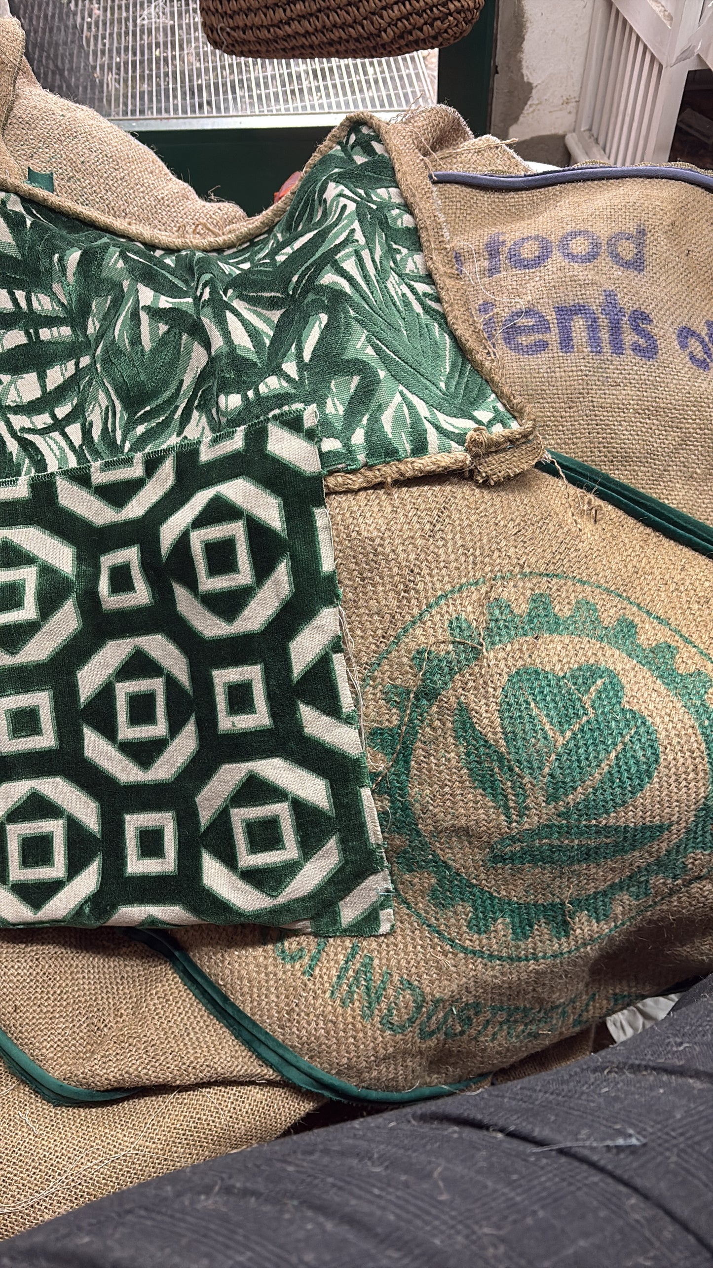 Cuscino in Yuta Riciclata da Sacchi di Caffè e Velluto di Lino Pregiato