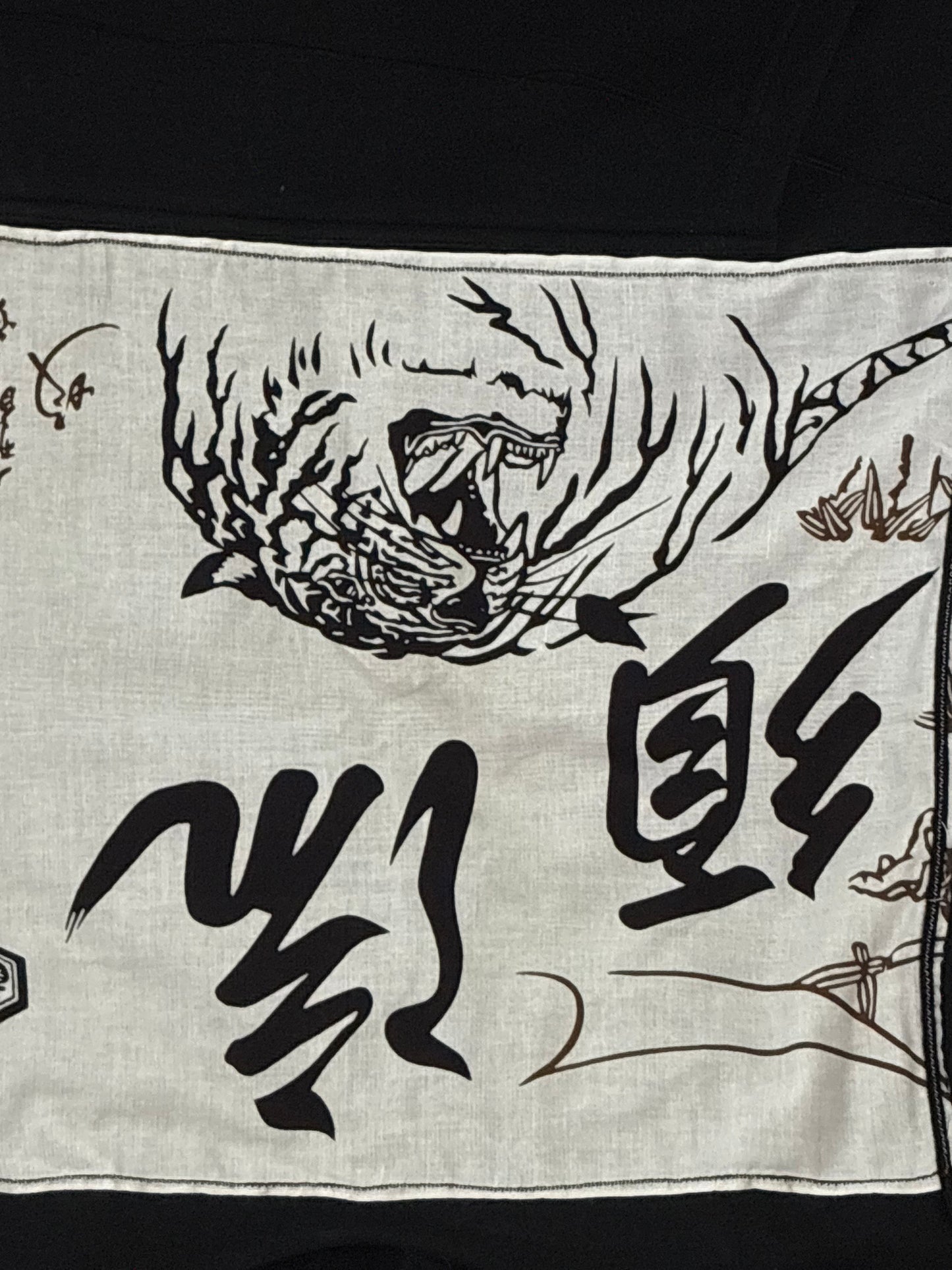 Felpa Nera Cappuccio - Drappo Giapponese Applicato