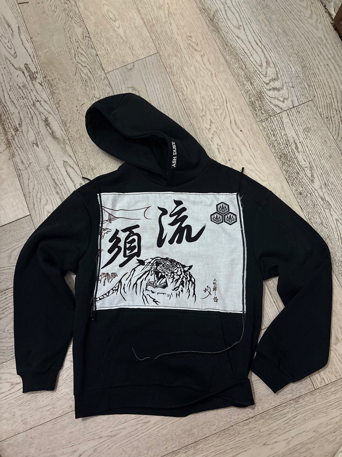 Felpa Nera Cappuccio - Drappo Giapponese Applicato