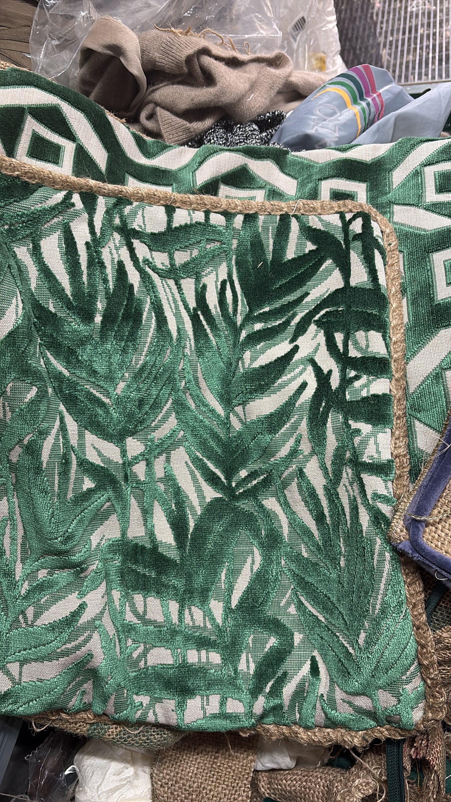 Cuscino in Yuta Riciclata da Sacchi di Caffè e Velluto di Lino Pregiato