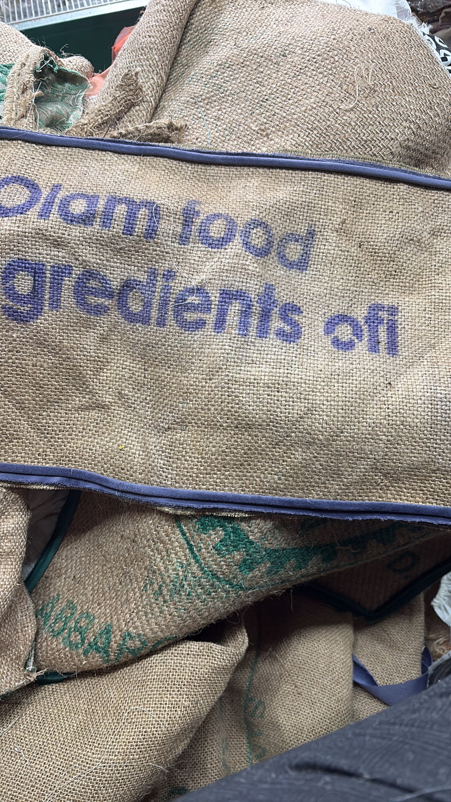 Cuscino in Yuta Riciclata da Sacchi di Caffè e Velluto di Lino Pregiato