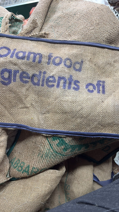 Cuscino in Yuta Riciclata da Sacchi di Caffè e Velluto di Lino Pregiato