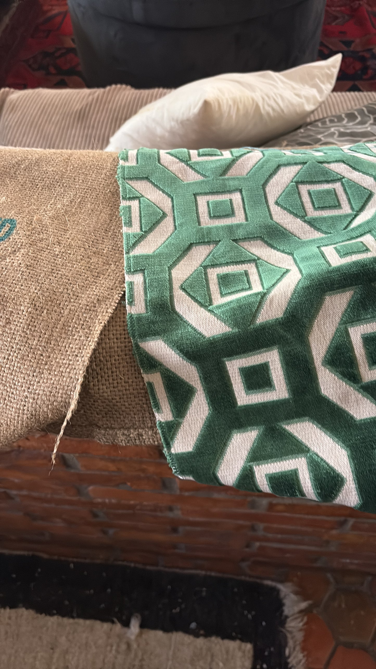 Cuscino in Yuta Riciclata da Sacchi di Caffè e Velluto di Lino Pregiato