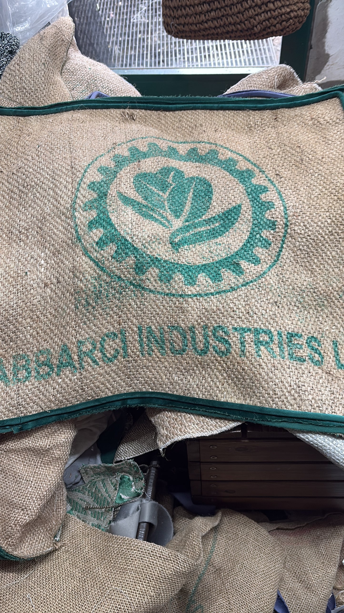 Cuscino in Yuta Riciclata da Sacchi di Caffè e Velluto di Lino Pregiato