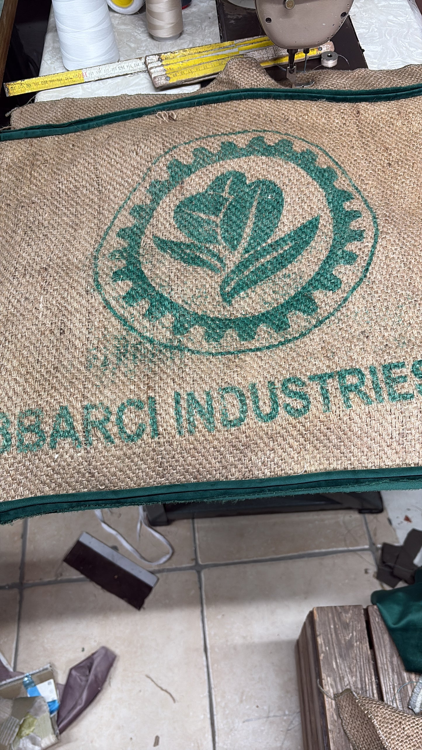 Cuscino in Yuta Riciclata da Sacchi di Caffè e Velluto di Lino Pregiato