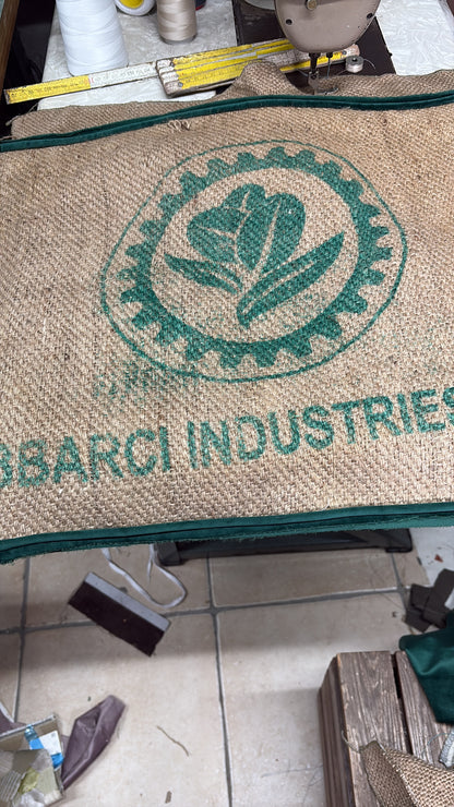 Cuscino in Yuta Riciclata da Sacchi di Caffè e Velluto di Lino Pregiato