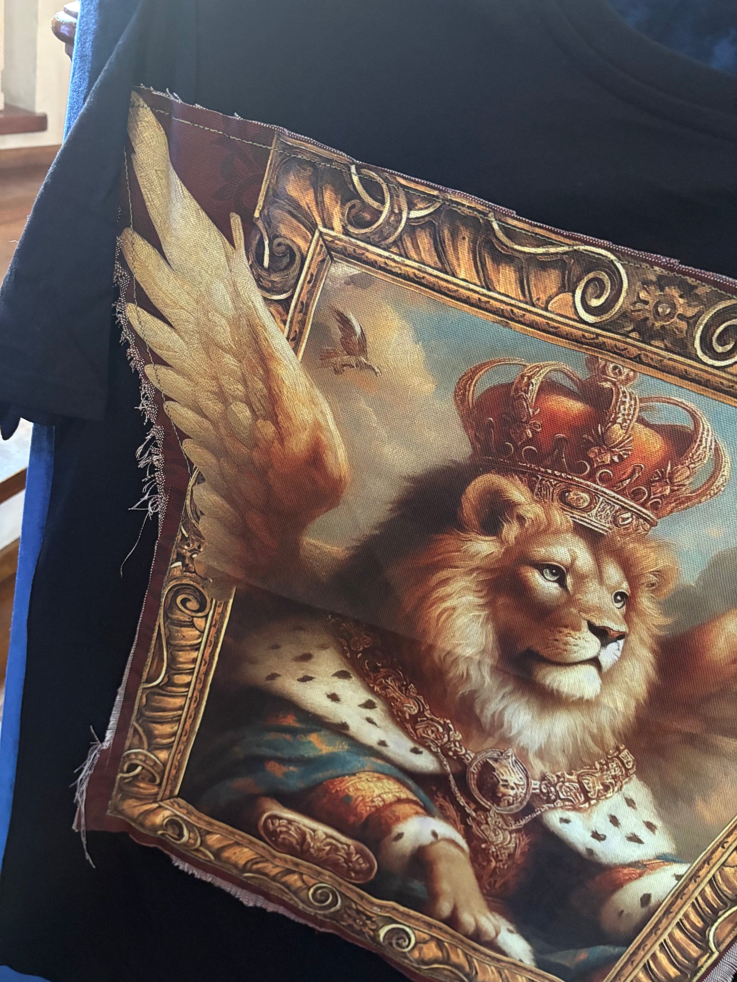 Maglietta Nera Regular Cotone - Leone con Ali Potente