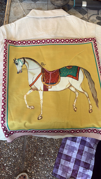 Royal Equestrian — Giacca Denim con Patch Artistico