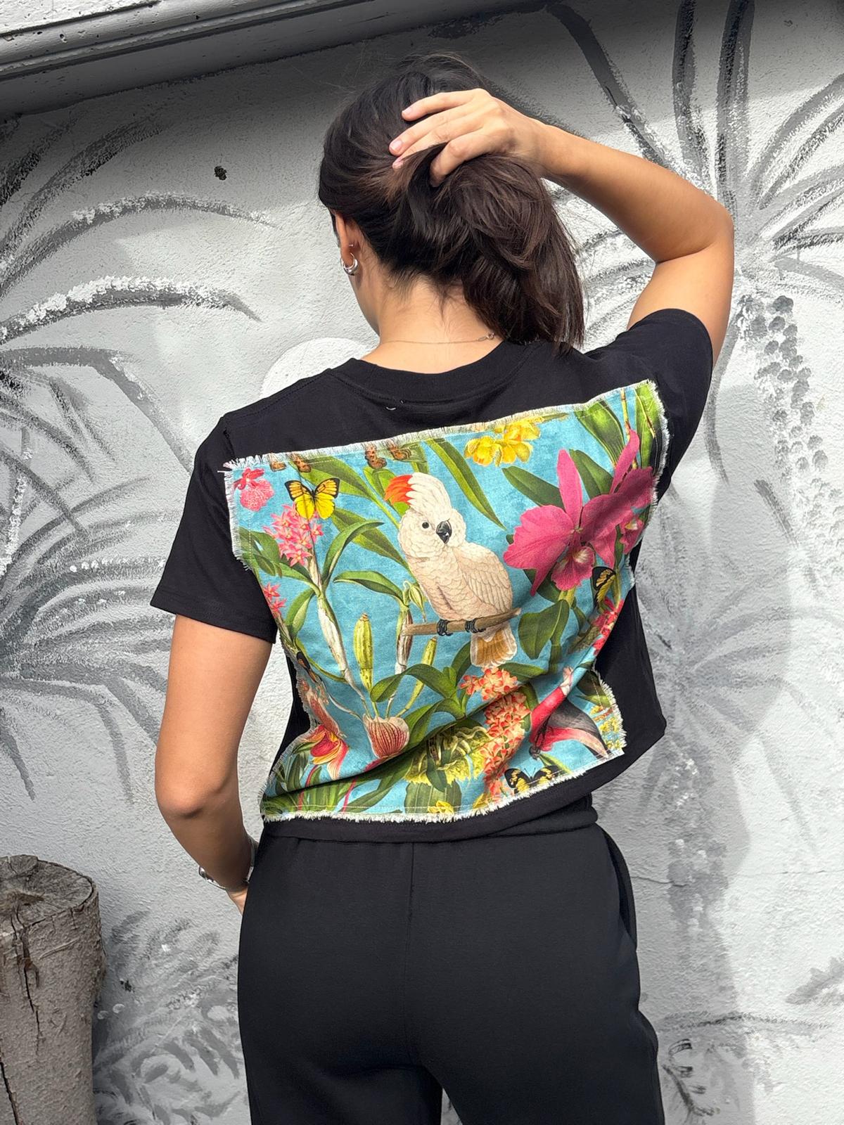 Maglietta Nera Cotone 100% - Grafica Floreale Elegante