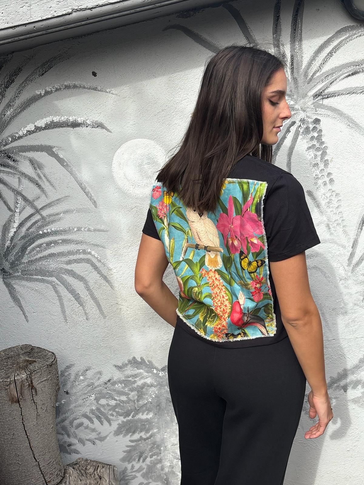 Maglietta Nera Cotone 100% - Grafica Floreale Elegante