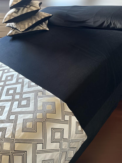 Copriletto nero vintage più cuscini e Runner in raso argento geometrico profilato in velluto vintage come il retro . Altissimo valore e fine lavorazione , due cuscini per 35/50 e due per 50/50 copriletto 270/260 sorprendente morbidezza ed eleganza