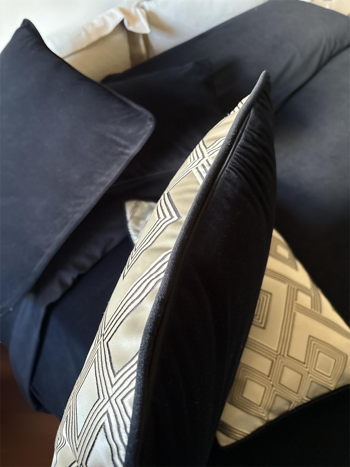 Copriletto nero vintage più cuscini e Runner in raso argento geometrico profilato in velluto vintage come il retro . Altissimo valore e fine lavorazione , due cuscini per 35/50 e due per 50/50 copriletto 270/260 sorprendente morbidezza ed eleganza