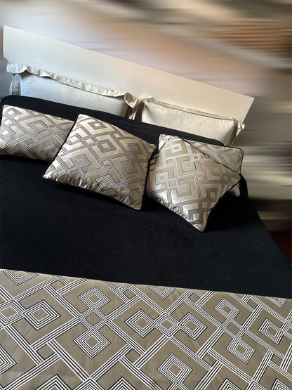 Copriletto nero vintage più cuscini e Runner in raso argento geometrico profilato in velluto vintage come il retro . Altissimo valore e fine lavorazione , due cuscini per 35/50 e due per 50/50 copriletto 270/260 sorprendente morbidezza ed eleganza
