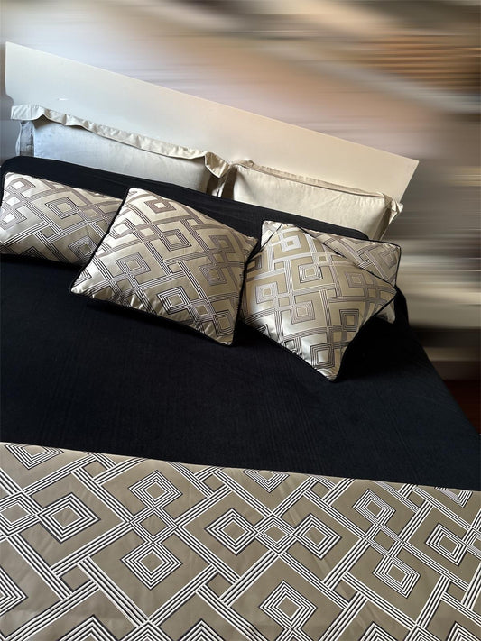 Copriletto nero vintage più cuscini e Runner in raso argento geometrico profilato in velluto vintage come il retro . Altissimo valore e fine lavorazione , due cuscini per 35/50 e due per 50/50 copriletto 270/260 sorprendente morbidezza ed eleganza