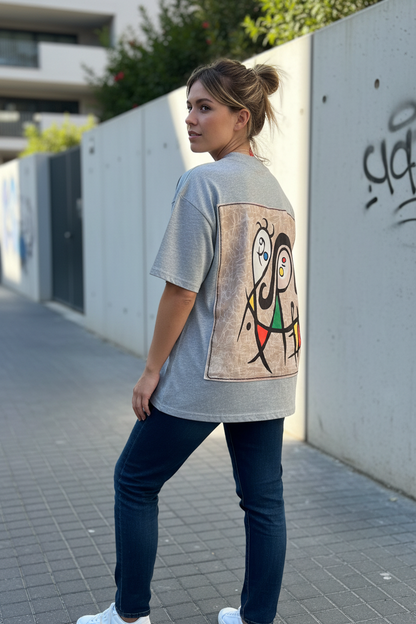 Modella donna con maglietta A spasso con Miro